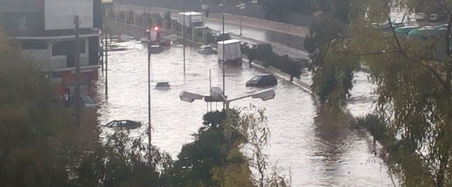 Η καταιγίδα χτύπησε Πέραμα και Κερατσίνι- Παρασύρθηκαν αυτοκίνητα [εικόνες, video]