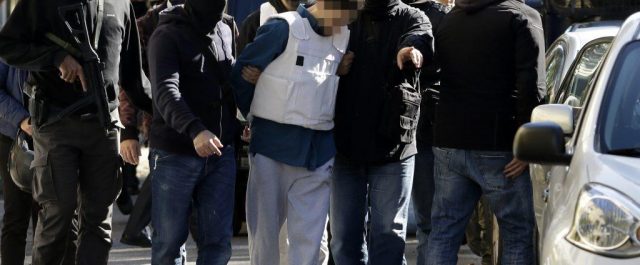 Προφυλακίστηκε και για τα όπλα ο 29χρονος κατηγορούμενος για τα “τρομοδέματα”