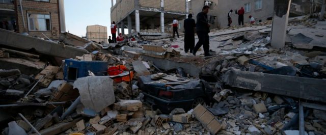 Θρήνος στο Ιράν – 328 οι νεκροί από τα 7,3 Ρίχτερ (video)