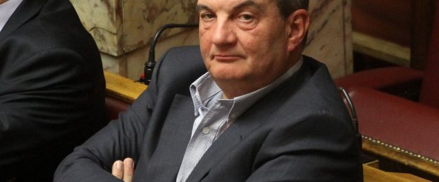 Ο Καραμανλής αποχώρησε εκνευρισμένος πριν τη δευτερολογία Μητσοτάκη στη Βουλή
