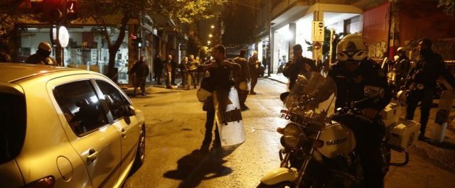 Αστυνομικός φρουρός στόχος της επίθεσης στα γραφεία του ΠΑΣΟΚ [εικόνες]