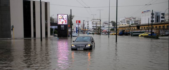 Χείμαρροι οι δρόμοι από την καταιγίδα στην Αθήνα