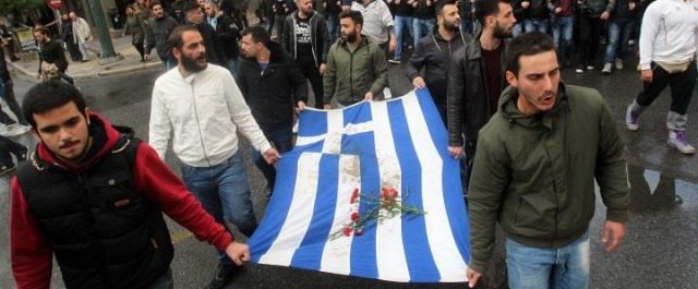 Έφτασε στην πρεσβεία των ΗΠΑ η αιματοβαμμένη σημαία του Πολυτεχνείου