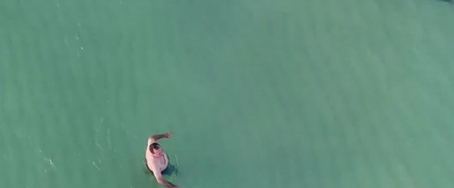 Απίστευτο: Λουόμενος κολυμπά με καρχαρία