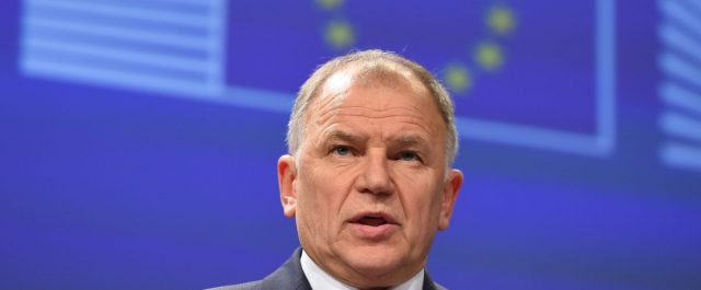 Ευρωπαίος Επίτροπος Υγείας: “Όσοι είναι κατά των εμβολίων να κάνουν μια βόλτα στα ευρωπαϊκά νεκροταφεία”!