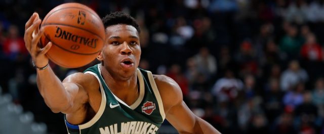 Ο Giannis τραγούδησε τον εθνικό ύμνο σε γήπεδο του NBA!