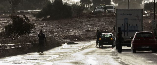 Μαρτυρία αυτόπτη μάρτυρα στη Μάνδρα: “Μπροστά μου είδα να πεθαίνει ένας άνδρας”