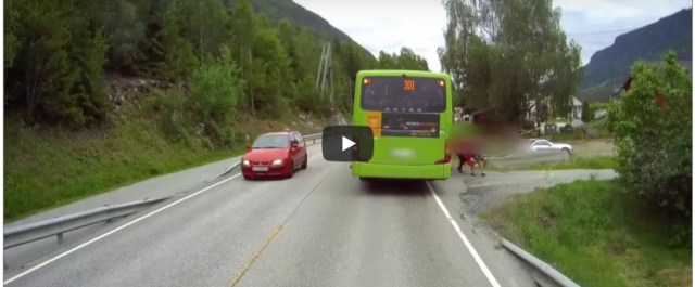 Βίντεο σοκ: Διερχόμενο φορτηγό φρενάρει μπροστά από παιδάκι που περνάει το δρόμο