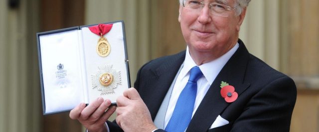 Βρετανός υπουργός Άμυνας σε γυναίκα συνάδελφο: “Ξέρω πού μπορείς να βάλεις τα χέρια σου για να τα ζεστάνεις”! [εικόνα]