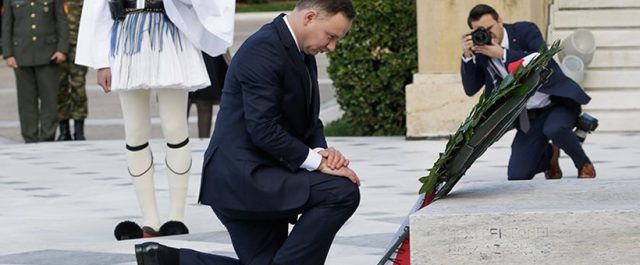 Ο Πολωνός πρόεδρος γονάτισε στο Μνημείο του Άγνωστου Στρατιώτη [εικόνες]