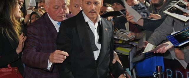 “Λιώμα” και υποβασταζόμενος ο Τζόνι Ντεπ στην πρεμιέρα του “Όριεντ Εξπρές”