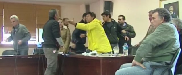 Πιάστηκαν στα χέρια στο δημοτικό συμβούλιο Μάνδρας!