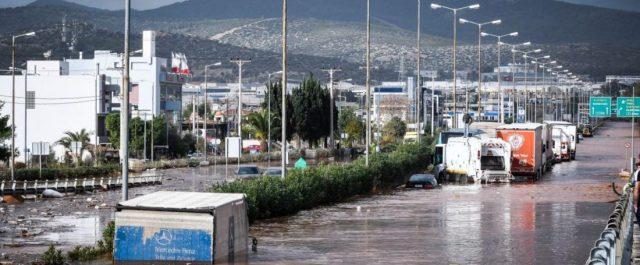 Γιούνκερ: “Έτοιμοι να στηρίξουμε την Ελλάδα με όποιο τρόπο μπορούμε”