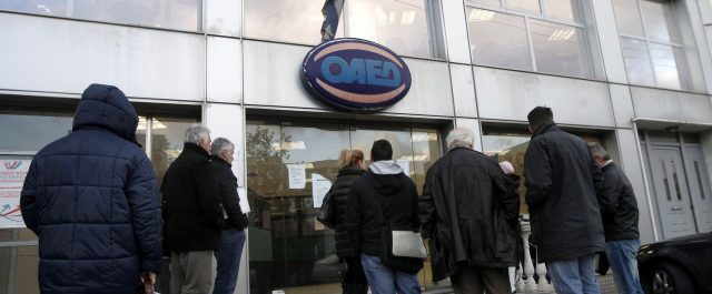 Μακροχρόνια άνεργοι και χαμηλοσυνταξιούχοι στο κοινωνικό μέρισμα