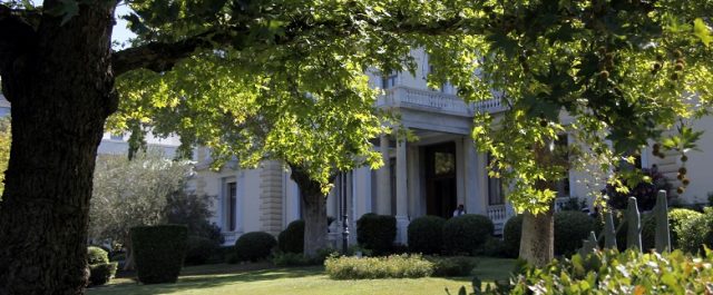 “Στο σφυρί” για χρέη 1.000.000 ευρώ το “ανάκτορο Δαφέρμου” με θέα το Προεδρικό Μέγαρο [εικόνες]