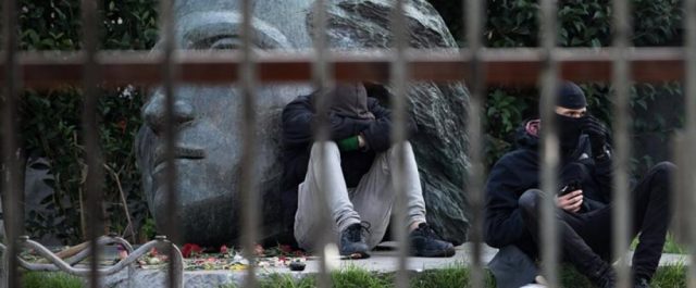 Πολυτεχνείο: ΜΑΤ περικύκλωσαν το κτίριο – 40 άτομα συγκεντρωμένα στο προαύλιο