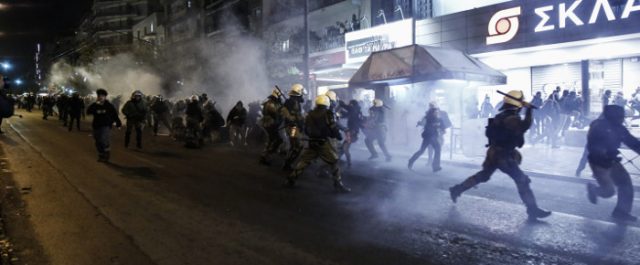 Πεδίο μάχης τα Εξάρχεια μετά την πορεία για το Πολυτεχνείο, τραυματισμός γυναίκας στο πόδι