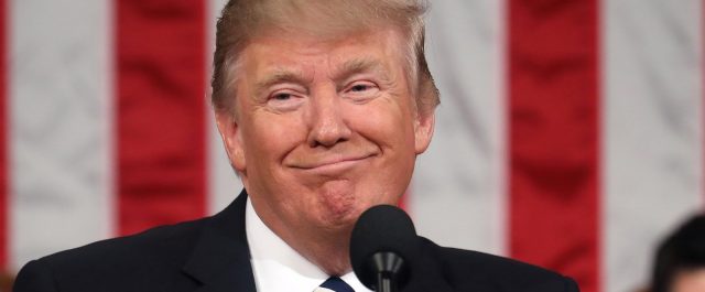 Ο Τραμπ υποσχέθηκε “μεγάλες, υπέροχες, παχυλές φορολογικές περικοπές”!