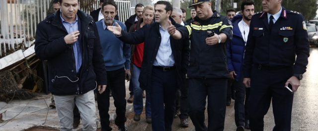 Σοκαρισμένος ο Τσίπρας από όσα είδε στη Μάνδρα [video+εικόνες]