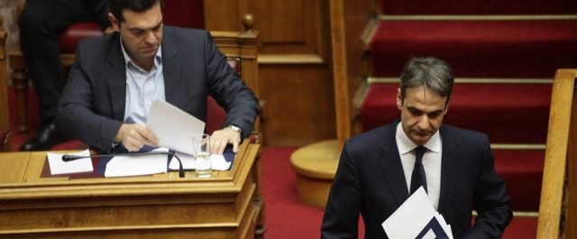 Με ευρύτατη πλειοψηφία το κοινωνικό μέρισμα- Σκληρή κόντρα Τσίπρα-Μητσοτάκη [εικόνες]