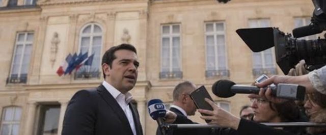Για βραβεία κι επενδύσεις ο Τσίπρας στο Παρίσι