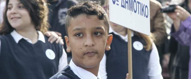 Αγνωστοι επιτέθηκαν στο σπίτι του 11χρονου Αμίρ που είχε κληρωθεί σημαιοφόρος αλλά του έδωσαν την ταμπέλα