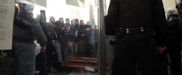 Επεισόδια και χημικά από τα ΜΑΤ στο Ειρηνοδικείο για τους πλειστηριασμούς