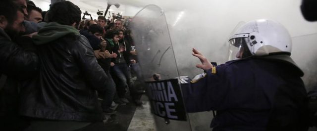 Κοντονής: Δεν έγινε χρήση χημικών στο Ειρηνοδικείο, οι συγκεντρωμένοι χρησιμοποίησαν πυροσβεστήρα