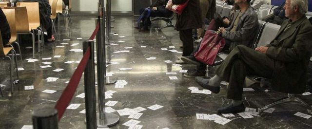 Video και εικόνες από την “εισβολή” Ρουβίκωνα στη ΔΕΗ Καλλιθέας