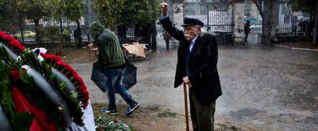 Η γενιά του πολέμου τιμά τη γενιά του Πολυτεχνείου