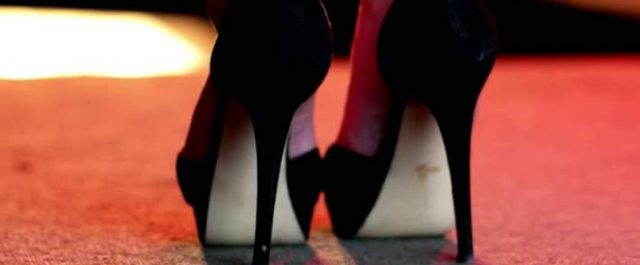 Παρέλασε γυμνή στο γραφείο α λα “Λύκος της Γουόλ Στριτ”!