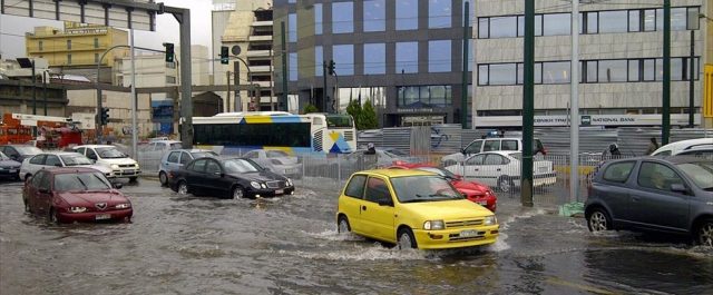 Απίστευτη εικόνα: Η νεροποντή σχημάτισε καταρράκτη μέσα στο Πέραμα [εικόνα]