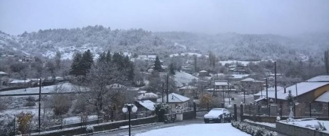 Τα πρώτα χιόνια σε Φλώρινα και Καστοριά – Κλειστή η εθνική οδός