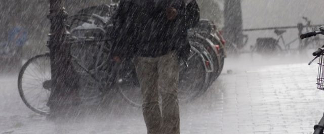 Έρχονται βροχές, χιόνια και πτώση θερμοκρασίας