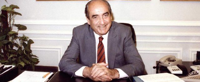 Το όνομα του Κωνσταντίνου Μητσοτάκη σε αίθουσα της Ευρωβουλής