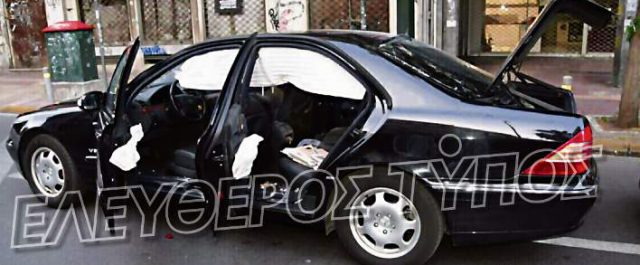 Εικόνες σοκ από το όχημα του Λουκά Παπαδήμου μετά τη δολοφονική επίθεση