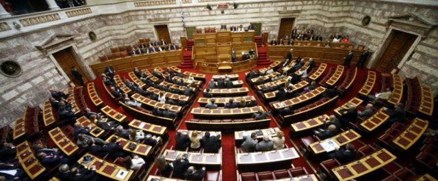 Γκρινιάζει, αλλά ψηφίζει το πλεόνασμα η αντιπολίτευση