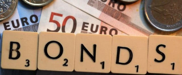 Reuters: “Μεγάλη μείωση των αποδόσεων των ελληνικών ομολόγων”