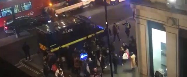 Λήξη συναγερμού στο Λονδίνο – Άνοιξαν οι σταθμοί του μετρό στην Oxford Street