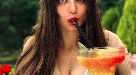 Το Ρωσικό υπ. Άμυνας με νέο προφίλ και εκπρόσωπο (σεξο)βόμβα… [εικόνες]