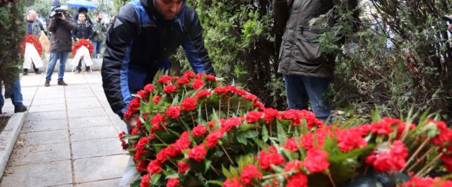 Θεσσαλονίκη: Διαδηλωτές έκαψαν αμερικανική σημαία στην πορεία του Πολυτεχνείου [video+εικόνες]