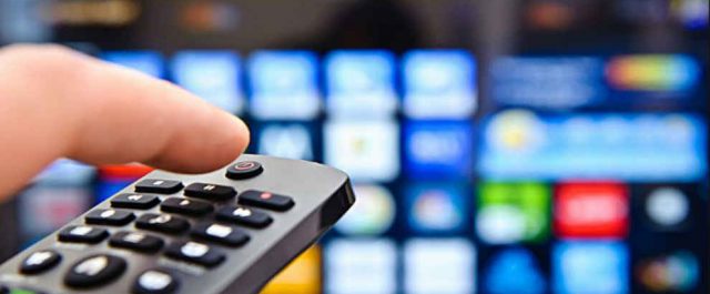 Μειώνεται ο φόρος επί των διαφημίσεων στα κανάλια