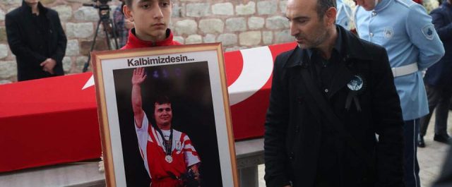 Ο Βαλέριος Λεωνίδης αποχαιρετά τον Ναϊμ Σουλεϊμάνογλου