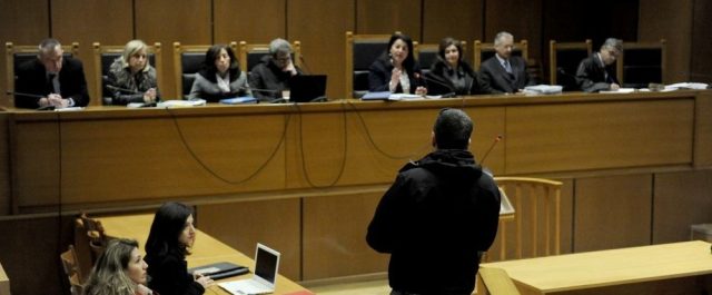 Προστατευόμενη μάρτυρας: “Χρυσαυγίτες κλωτσούσαν Πακιστανούς σαν να βαρούσαν πέναλτι”