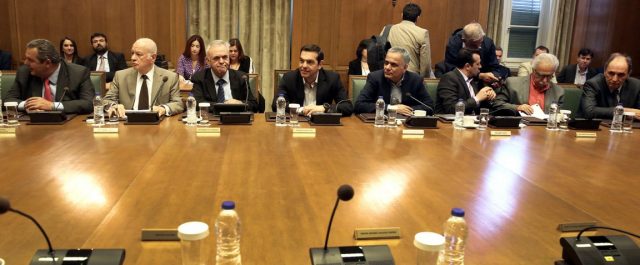 Η κυβέρνηση βάζει ξανά στο τραπέζι τα Paradise Papers