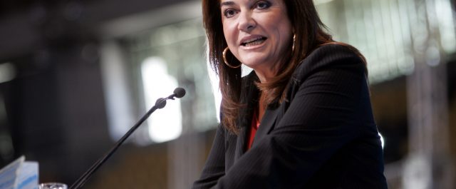 Ποιοι είναι οι “κακοί” με τα πούρα κατά την κ. Ντόρα Μπακογιάννη