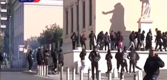 Ένταση στα Προπύλαια- Κουκουλοφόροι πέταξαν πέτρες στα ΜΑΤ