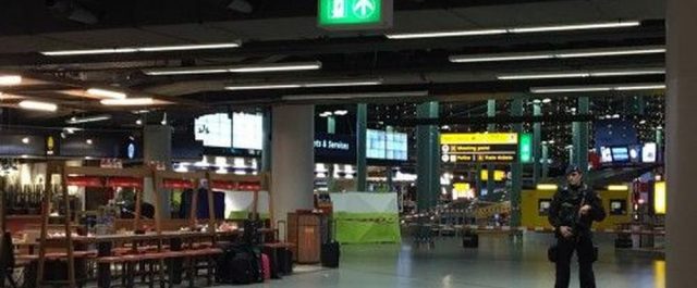 Άμστερνταμ: Άνδρας με μαχαίρι εκτόξευε απειλές στο αεροδρόμιο