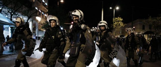 Πεδίο μάχης η λεωφόρος Πεντέλης από συμπλοκές ΜΑΤ-οπαδών Ολυμπιακού