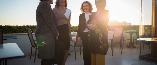 Όταν η Μπέττυ ήπιε τσάι με την Εμινέ στο roof garden της “Μεγάλης Βρετανίας” [εικόνες]